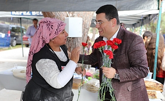 Başkan Tütüncü'den Antalya Köy Pazarındaki kadınlara jest