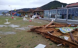 Fırtına sahildeki büfe ve seralara zarar verdi