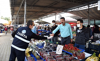 Kemer pazarlarında maske dağıtıldı