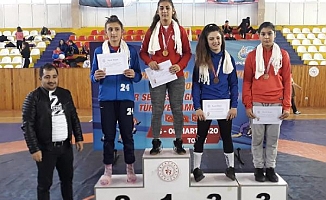 Kepez'in güreşçilerinden 2 bronz madalya