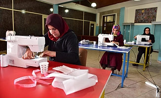  Kepez'in kadınlarından gönüllü maske üretimi