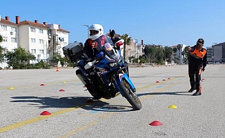 Motosikletli jandarmaya ileri sürüş eğitimi