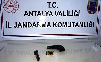 Otobüsteki yolcudan ruhsatsız tabanca çıktı