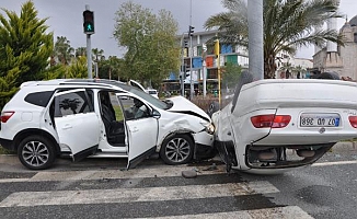 Sivil polis aracı ile otomobil çarpıştı