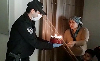 Evden çıkamayan çocuklar istedi, polis annelerine doğum günü sürprizi yaptı