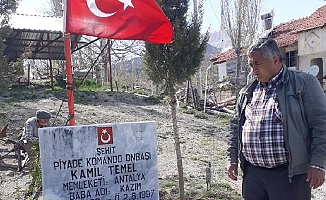 Şehidin anısına iki tepeye bayrak dikti