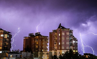 Antalya'da  şimşekler gökyüzünü aydınlattı