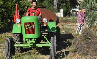 Dede yadigarı 70 yıllık traktörü çürümekten kurtardı