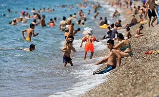 Antalya'da hissedilen sıcaklık 47derece; sahiller doldu