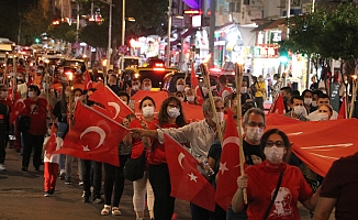 Antalya'da meşaleli cumhuriyet yürüyüşü