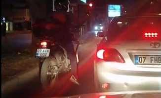 Objektife takılan motosikletlinin dansı!