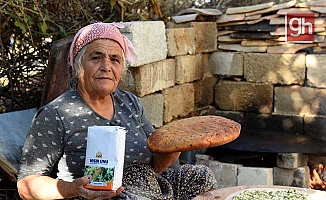 Belediyenin verdiği mısır unundan ekmek yapıp başkana gönderdi