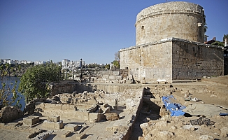 Hıdırlık Kulesi’nde arkeolojik kazı sürüyor