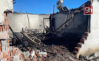 Aksu'da kahreden yangında kepçeyle yıkılan duvar detayı