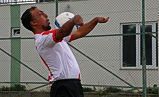 Yangında ellerini ve yüzünü kaybetti, futbolda gol makinesi oldu