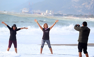 Antalya'da kadın tatilcilerin dev dalgalarla tehlikeli pozları