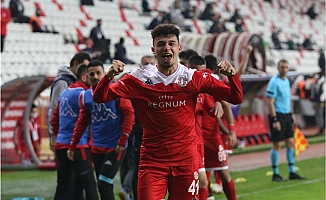 Antalyasporlu Gökdeniz Bayrakdar'tan Beşiktaş'a 2 gol   