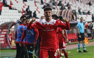Antalyasporlu Gökdeniz Bayrakdar'tan Beşiktaş'a 2 gol   