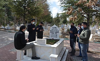 Cengiz Elbeye mezarı başında anıldı