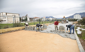 Çıplaklı Mahallesi’ne parke yol  