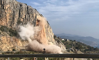 D 400 kara yolunda kontrollü patlama yapıldı 