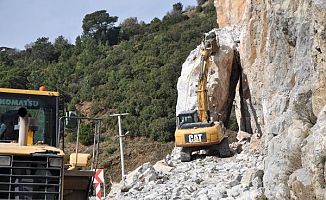 Dev kayanın düştüğü Antalya- Mersin karayolunda çalışmalar sürüyor