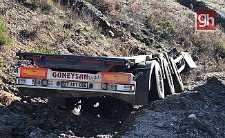 Devrilen tırın dorsesi yolu trafiğe kapattı!