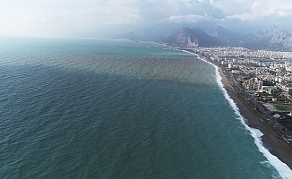 Dünyaca ünlü Konyaaltı Sahili 3 renge büründü