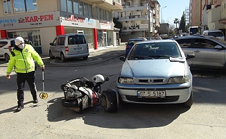 Savrulan motosikletten kaskı sayesinde kurtuldu 