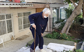 Hem evinden hem ayağından olma korkusuyla yaşıyor