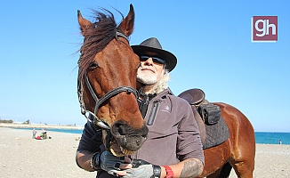 Kovboy şapkasını takıp Antalya sokaklarında at koşturuyor!