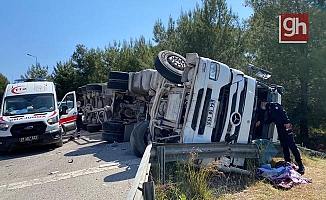 Aksu’da çimento yüklü tır yan yattı