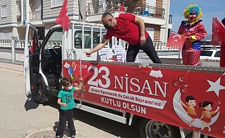 Çocuklara 23 Nisan coşkusu yaşattı