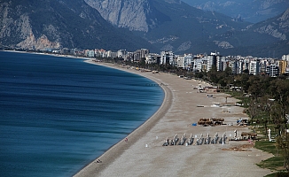 Kısıtlama ve rüzgar Antalya'yı sessizliğe bürüdü