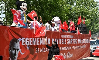 Konyaaltı'nda 23 Nisan coşkusu balkonlara taştı