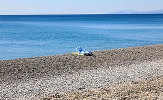 Konyaaltı Sahili'nde güneşlenen tek turist