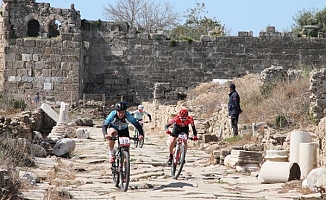 Tarihi Apollon Tapınağı ve Side Antik Kenti'nde dağ bisikleti yarışı