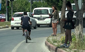 Yasağa rağmen caddede fuhuş pazarlığı