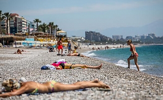 Kısıtlamadan muaf turistler denizin keyfini çıkardı