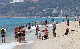 Antalya’da plajlar tıklım tıklım doldu