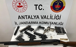 Antalya’da silah ticareti yapan 4 şüpheli tutuklandı