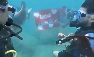 Antalya’da su altında romantik evlilik teklifi