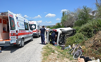 Devrilen aracın içinde sıkışan yaralıları itfaiye kurtardı