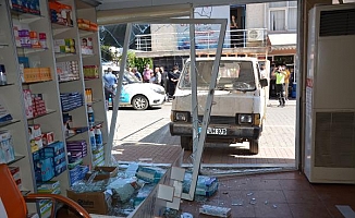 Tartıştığı kardeşinin eczanesine kamyonetle çarparak zarar verdi