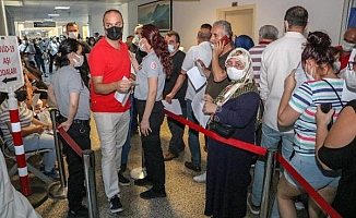 Yoğun ilgi nedeniyle aşı odaları önünde kuyruk oluştu