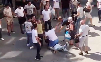 Antalya'nın en işlek caddesinde tekme tokatlı kavga