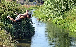 Denize evleri uzak kalan gençlerin tehlikeli kanal serinliği