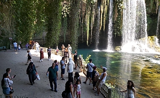 Düden Şelalesi bayramda 100 bin ziyaretçiyi ağırladı