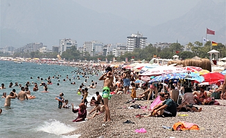 Konyaaltı Sahilinde adım atacak yer kalmadı, sosyal mesafe unutuldu