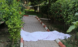 Yaşlı kadın oturduğu sitenin bahçesinde ölü bulundu